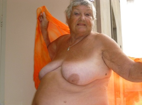 granny seduces maid free naked pic