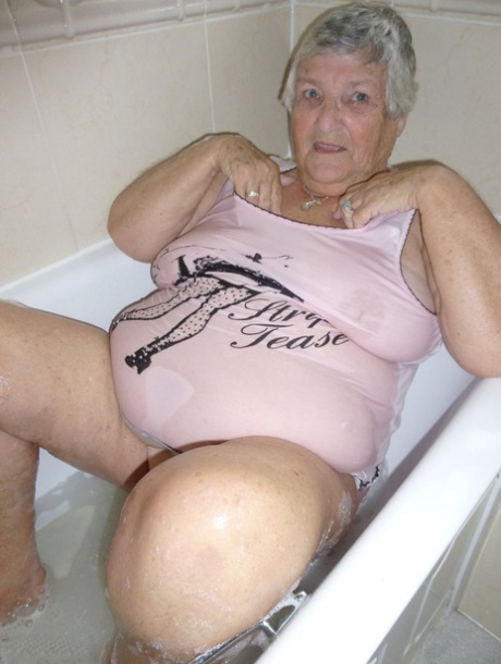 amateur granny flashing free xxx image