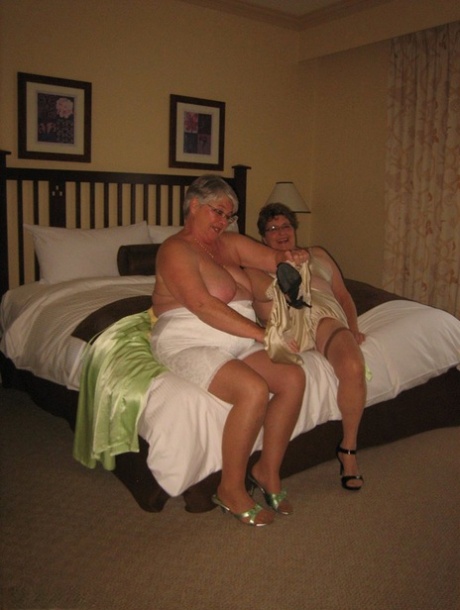 older woman receiving oral sex adult pictures