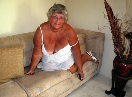 hidden granny wife art naked pic