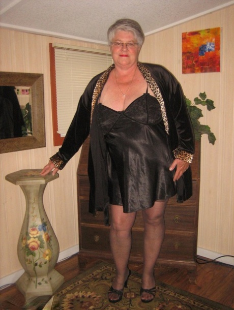 granny scans hot naked photos